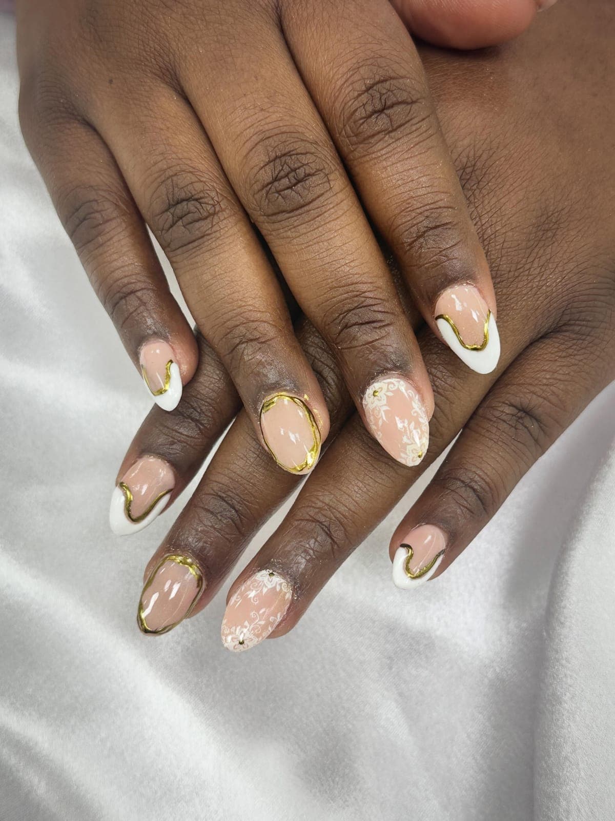 Nude nails outlined in gold