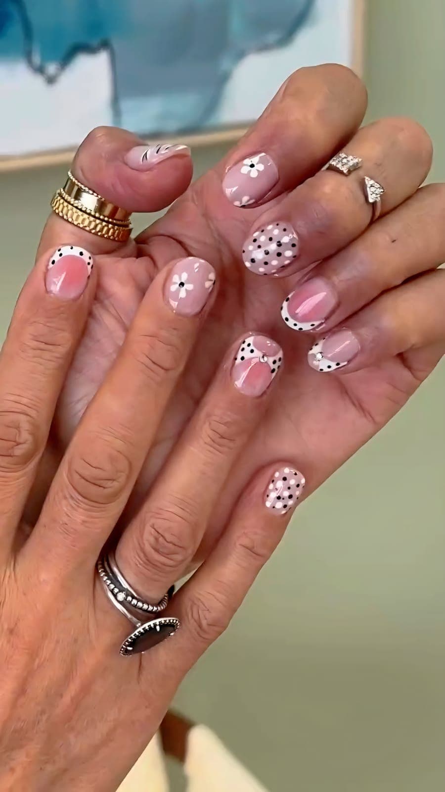 Short nails with polka dots and flowers